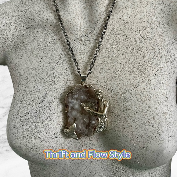 .925 SILVER MERMAID CARVED TO A SPARKLING CRYSTAL STONE. NWT - Picture 2 of 5